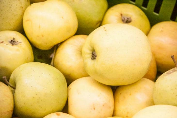 Por qué poner una manzana en la panera con productos horneados: la bioquímica de la suavidad en lugar de una corteza rancia