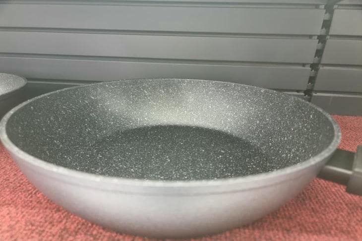 Por qué una sartén debe humear: cómo darse cuenta de que el aceite está listo para aceptar alimentos