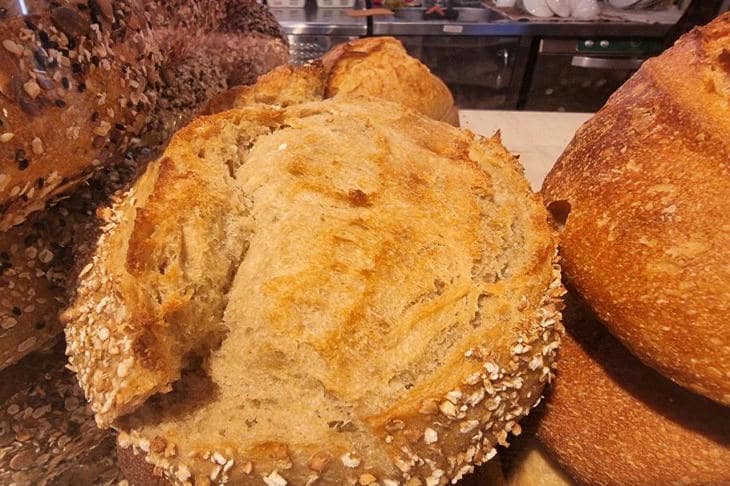 Qué pasa si cortas el pan caliente: cómo la impaciencia desmenuza migas y reputaciones